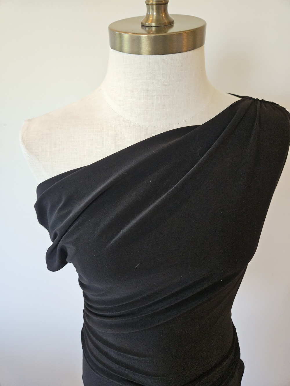 Aritzia Babaton Black Ruched Short Sleeve Top